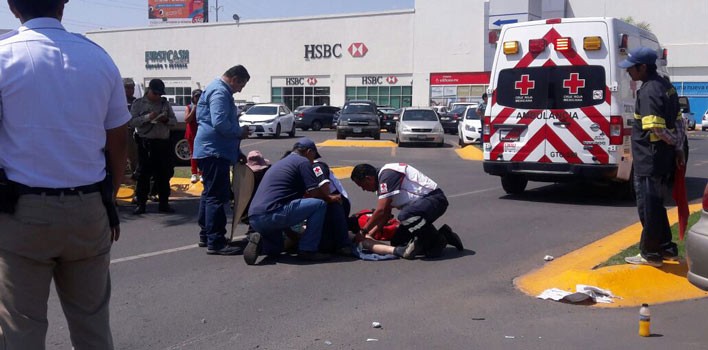 Motociclista lesionado al chocar contra una camioneta