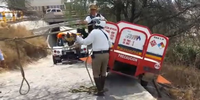 Camioneta repartidora de gas sale del camino en el Tajo de Santa Ana