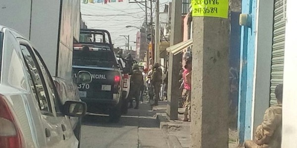 Comerciantes golpean severamente a presunto ladrón en El Coecillo