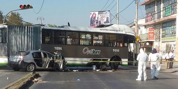 Fallece una mujer en choque entre un automóvil y una oruga