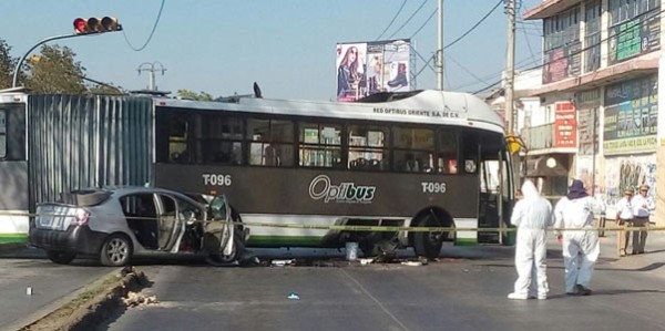 Fallece una mujer en choque entre un automóvil y una oruga