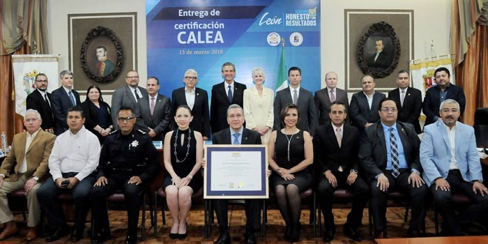 Auditores de CALEA analizan protocolos para otorgar la certificación Triple Arco