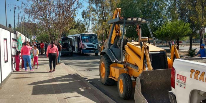 Impacta camión urbano contra retroexcavadora