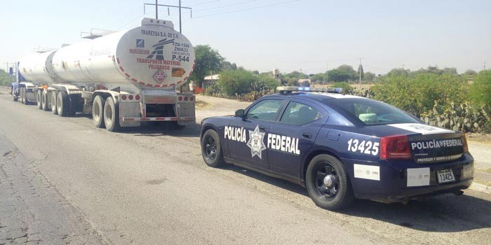 Policía Federal asegura tractocamión con 60 mil litros de combustible