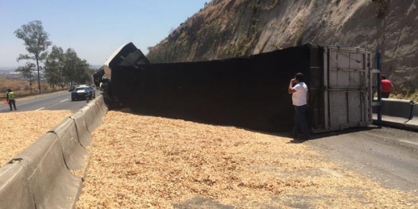 Vuelca tráiler en la autopista León - Aguascalientes