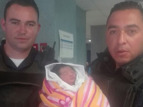 Policías auxilian a mujer en labor de parto