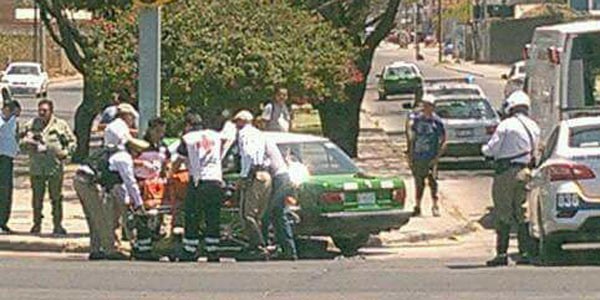 Se estrella taxista contra un poste en la colonia El Tlacuache
