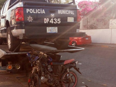 Grave joven motociclista que chocó contra una patrulla