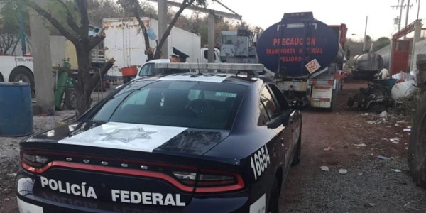Policía Federal asegura camión con asfalto