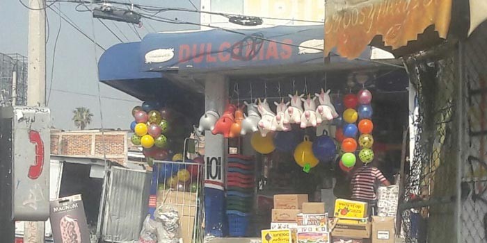 Asaltan dulcería en San Juan Bosco