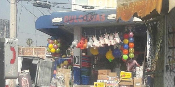 Asaltan dulcería en San Juan Bosco