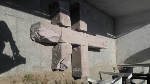 Se hizo pedazos la cruz de cantera de San Juan de Dios