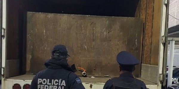 Aseguran camión cargado con un tanque artesanal para combustible