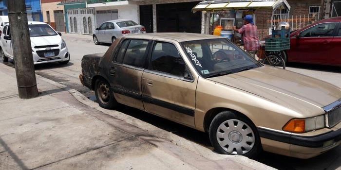Se incendia automóvil cuando le pasaban corriente