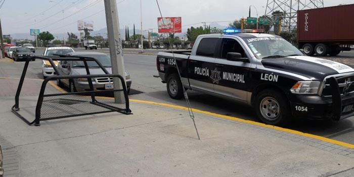 Se cae estructura tubular de una patrulla en el Libramiento Morelos