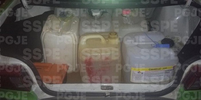 Aseguran en Villagrán un taxi cargado con 160 litros de combustible presuntamente robado