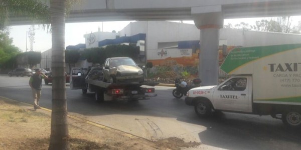 Vuelca en el Distribuidor Vial Juan Pablo II