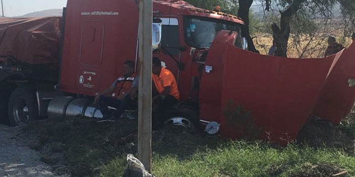 Tráiler choca en la carretera Silao- San Felipe