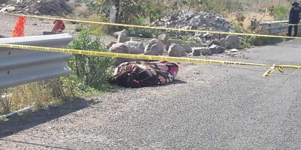Localizan cadáver encobijado en la carretera León - Lagos