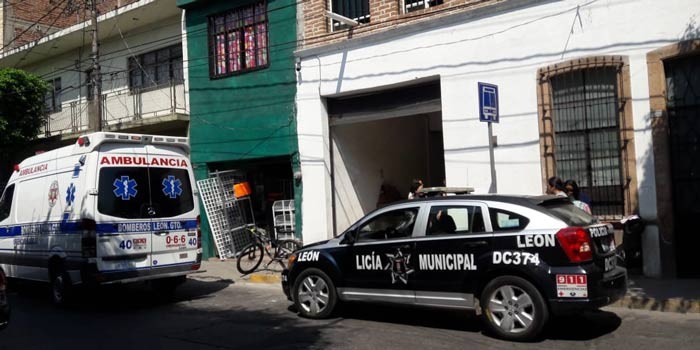 Dos trabajadores lesionados al colapsar un muro en la Zona Centro