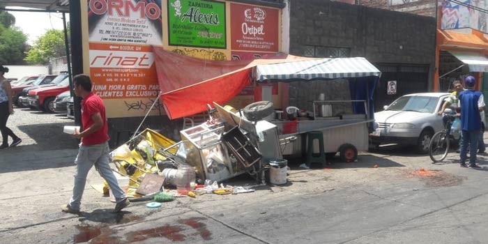 Camión urbano choca contra carrito de guacamayas