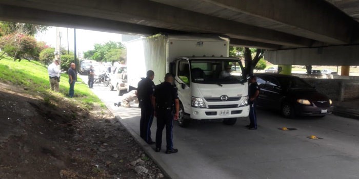 Se atora camión de carga en el Malecón del Río