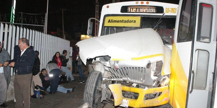 Chocan tres camiones en Vibar, reportan a 10 lesionados