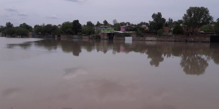 Se desborda presa en Santa Ana del Conde