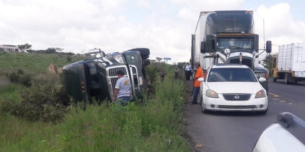 Ileso conductor de un tráiler al volcar en Cumbres del Campestre