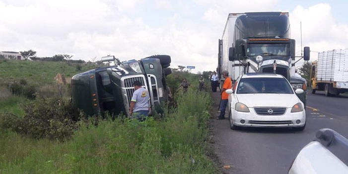 Ileso conductor de un tráiler al volcar en Cumbres del Campestre