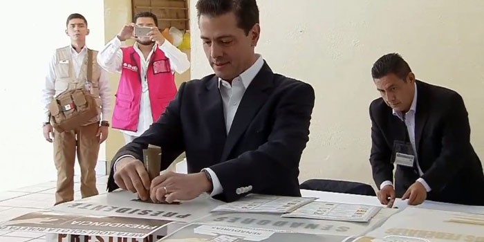 Peña Nieto vota en casilla de la Escuela Primaria El Pípila
