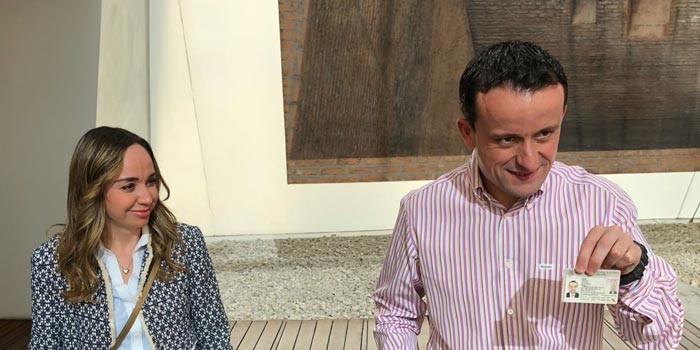 Acude Mikel Arriola a emitir su voto