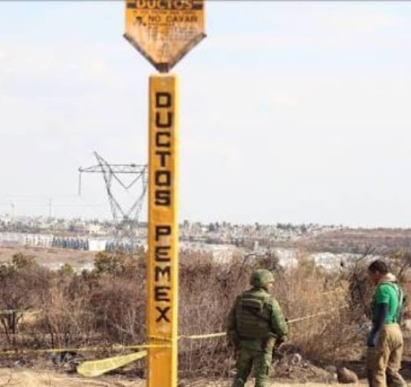 ‘Huachicoleros’ lesionan a policía a balazos; chaleco le salva la vida