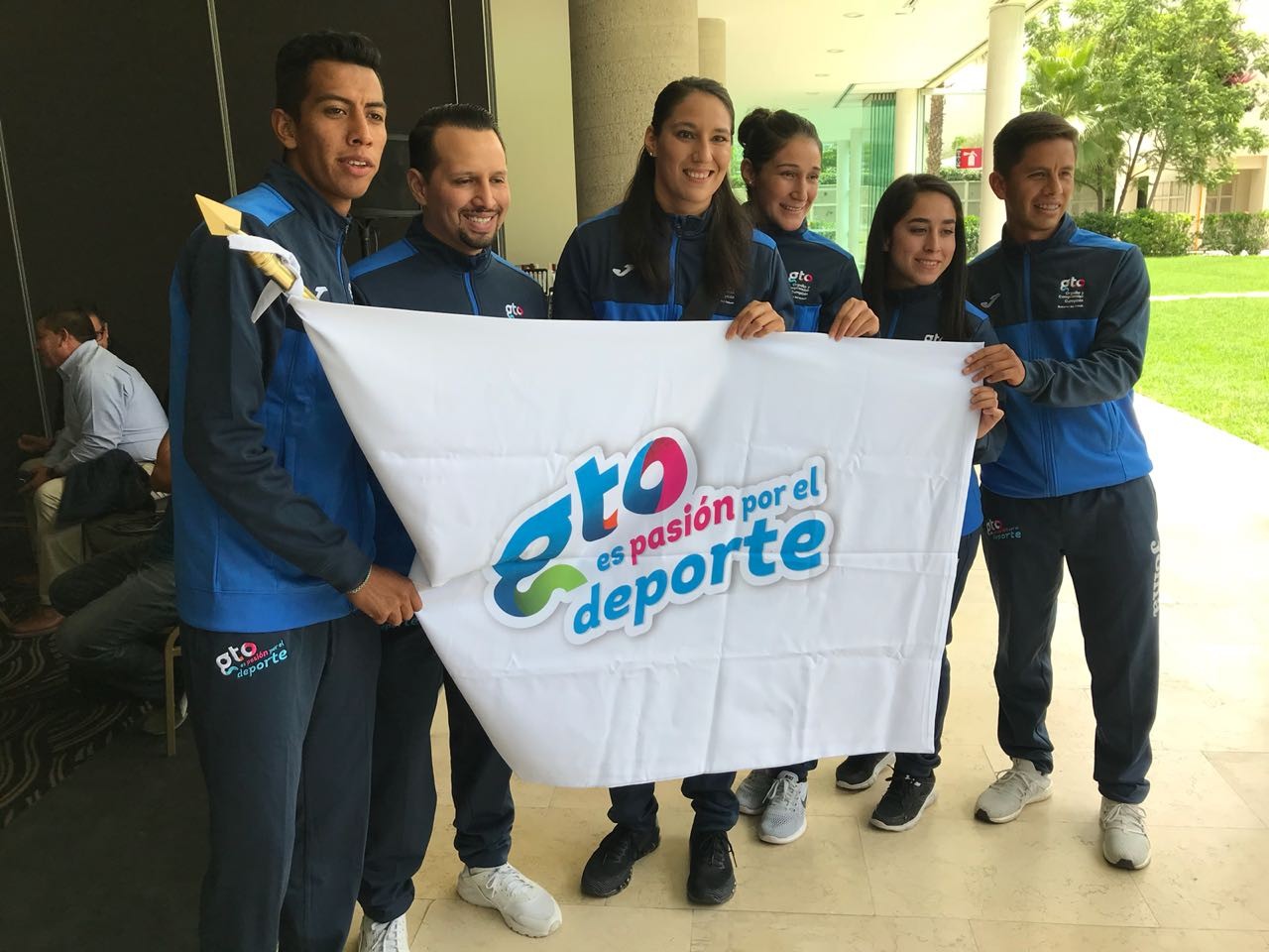 ¡Van atletas rumbo a Colombia!