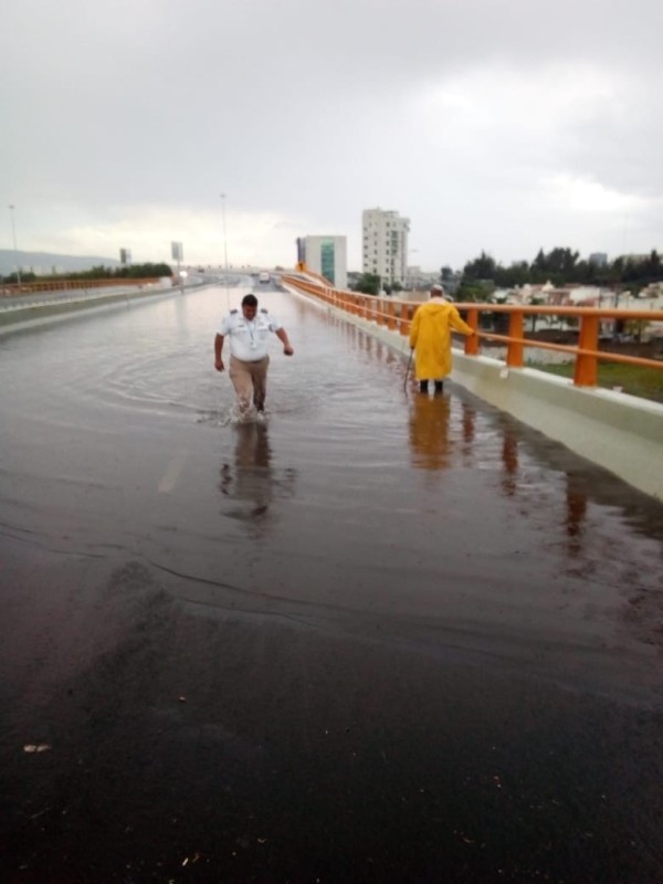 Inundación de distribuidor vial Benito Juárez fue por basura y lodo: SCT