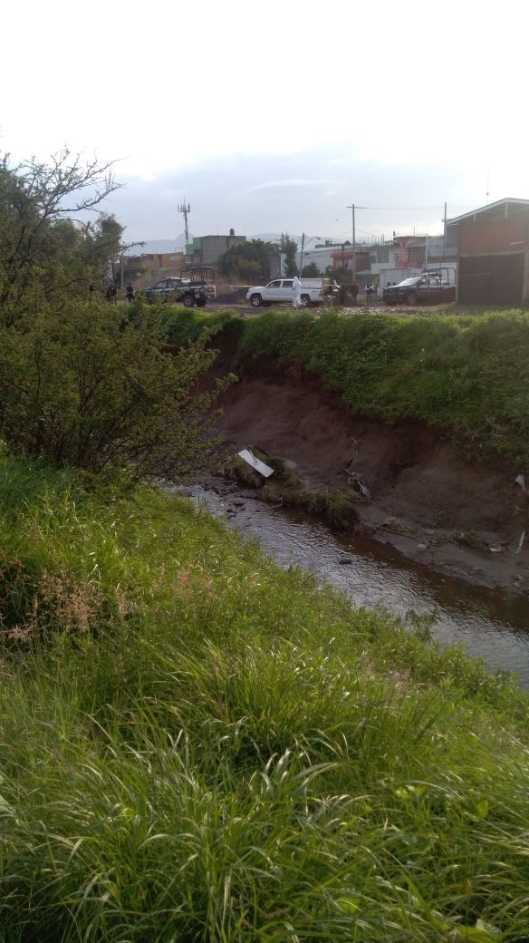 Hallan a muerto y baleado a un lado de escuela