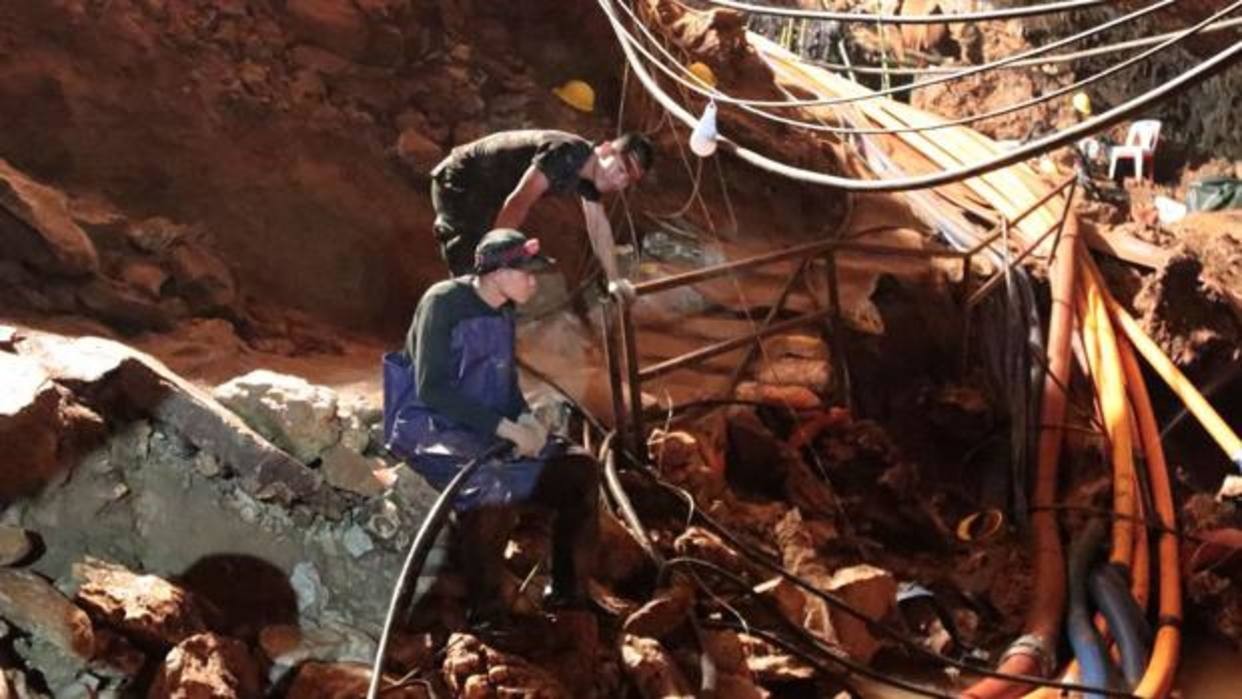 Rescatan a los niños atrapados en cueva de Tailandia