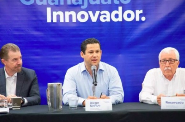 Anuncia Diego a Juan Hernández como secretario de Movilidad Humana y Migración