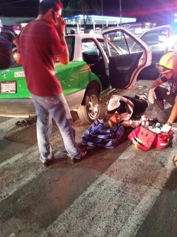 Muere pasajero de taxi por lesiones en choque