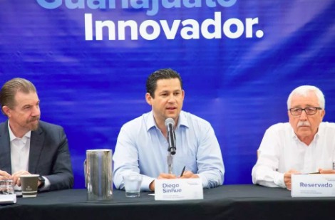 Anuncia Diego a Juan Hernández como secretario de Movilidad Humana y Migración