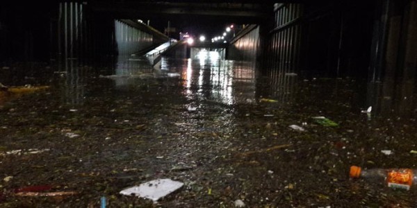Basura ocasionó inundación del paso a desnivel en Hermanos Aldama y Timoteo Lozano