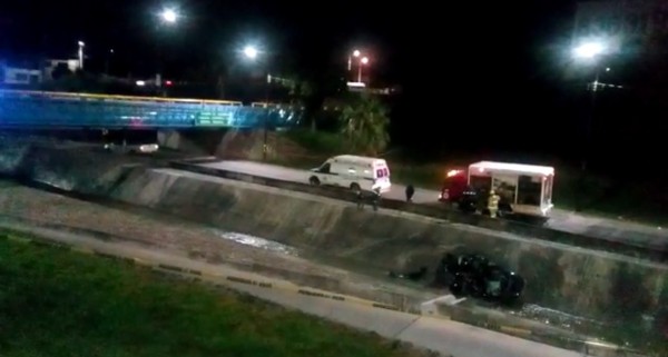 Mueren hombre y mujer en volcadura en el Malecón del Río