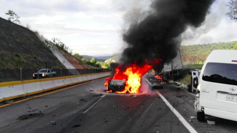 Pipa sin frenos choca contra seis vehículos