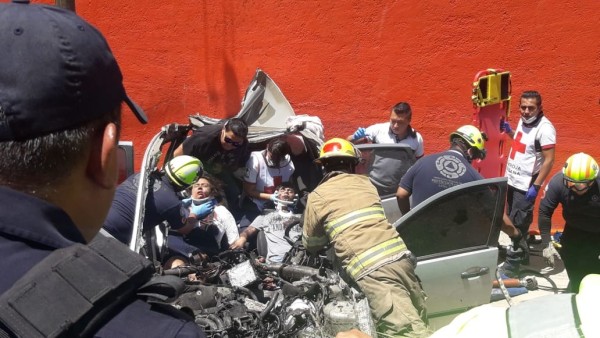 Quedan dos prensados en aparatoso accidente en la carretera León-Silao
