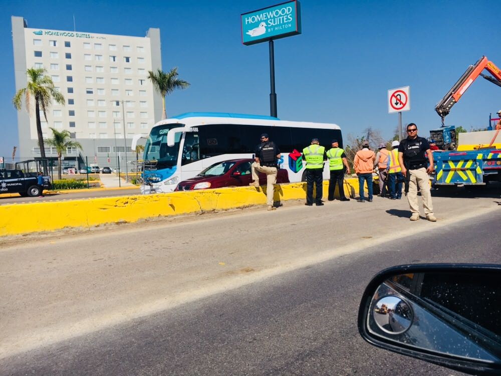 Amenazan vecinos con bloquear carretera por cierre de retorno en la Nuevo México