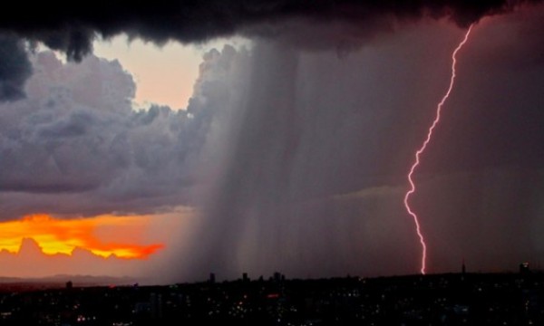 Cae rayo en celular de mujer cuando grababa tormenta