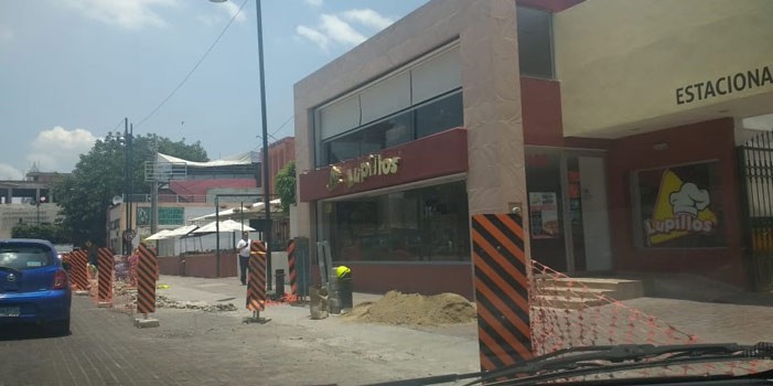 Realizan mantenimiento del pórfido en la Calzada