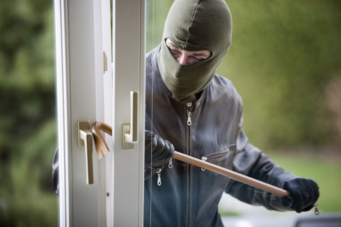 Entran a robar a vivienda, acuchillan al morador y les responde a balazos