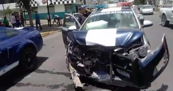 Policía de Pénjamo choca en Paseo de Jerez, no respetó el semáforo