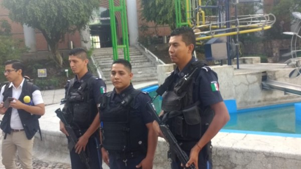 Tres policías ayudan a mujer a dar a luz en pleno camellón